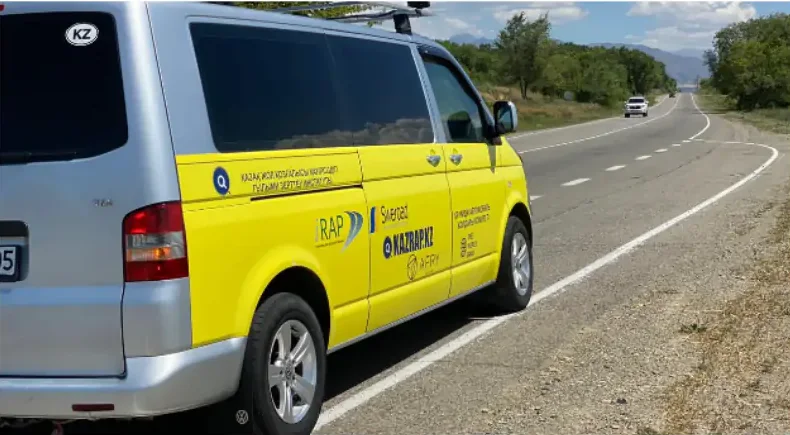 Жолды түсіру автомобилі далалық жұмыс кезінде